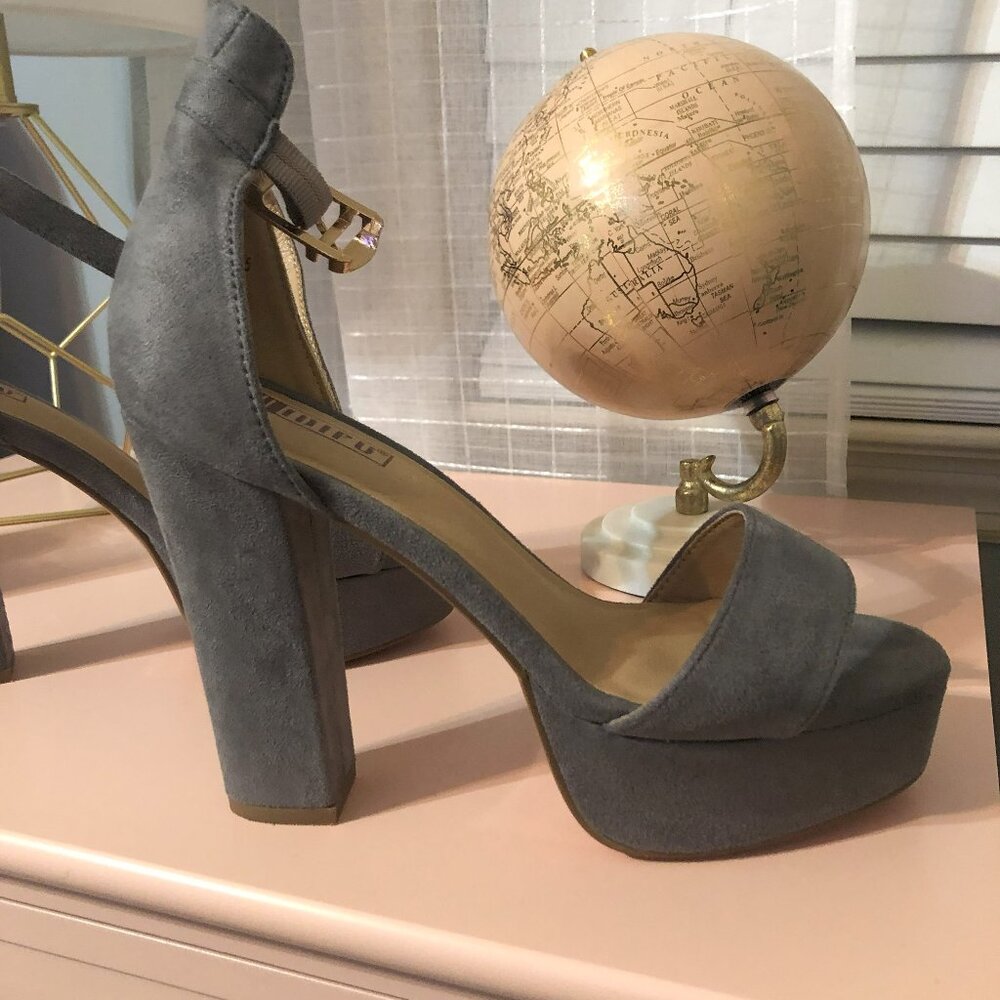 Woman grey platform heel
